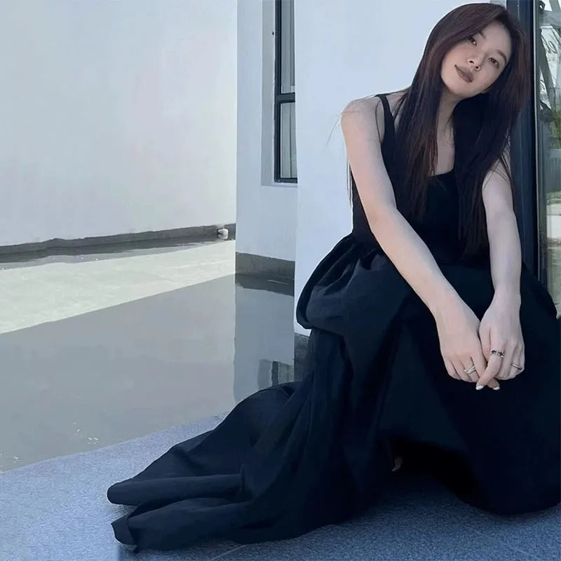 فستان ضيق أسود اللون مموج ويحيي، أنيق في ربيع ربيعي طويل.