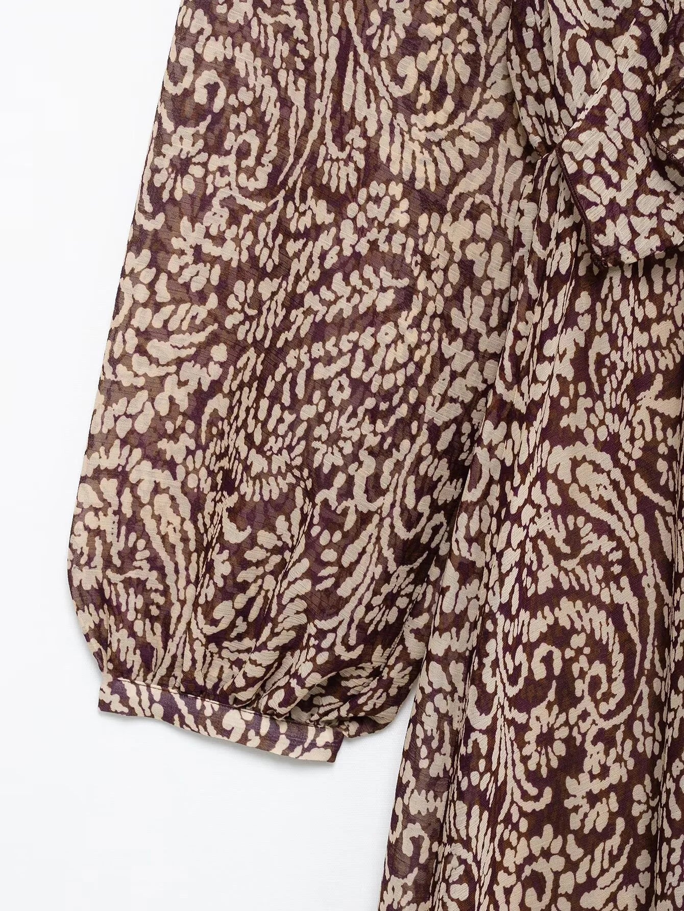 فستان متوسطي بنقشة ريترو، بياقة V وتصميم متدرج أنيق، مثالي للربيع.