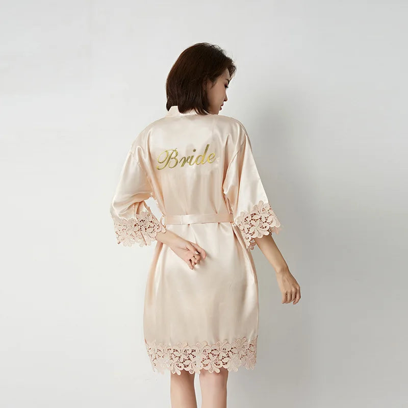 رداء زفاف أبيض مطرز للأم العروس كيمونو نسائي مثير من الدانتيل والزهور ملابس داخلية حميمية من الحرير الجليدي رداء حمام