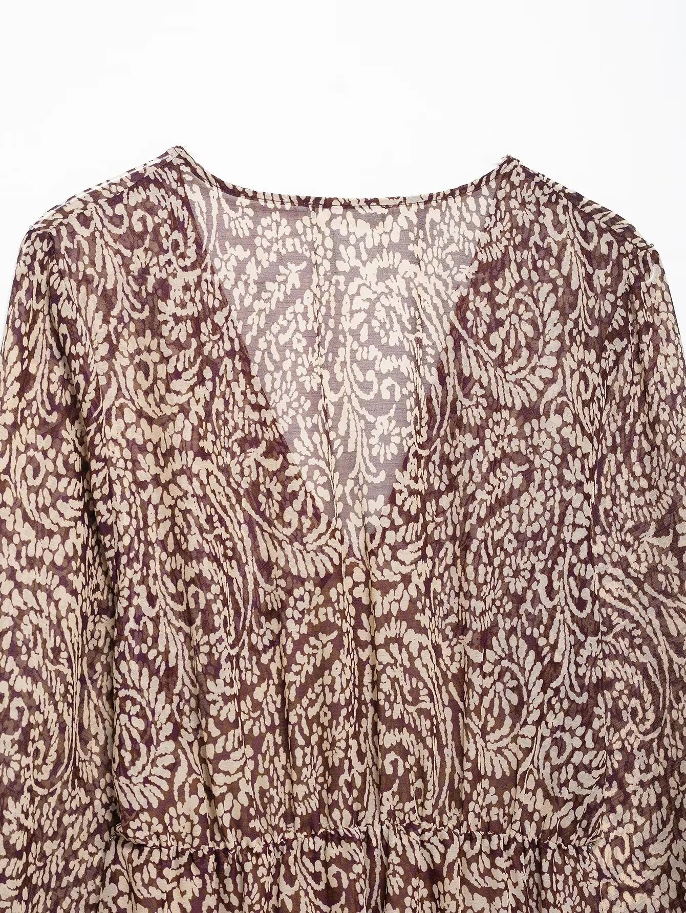 فستان متوسطي بنقشة ريترو، بياقة V وتصميم متدرج أنيق، مثالي للربيع.