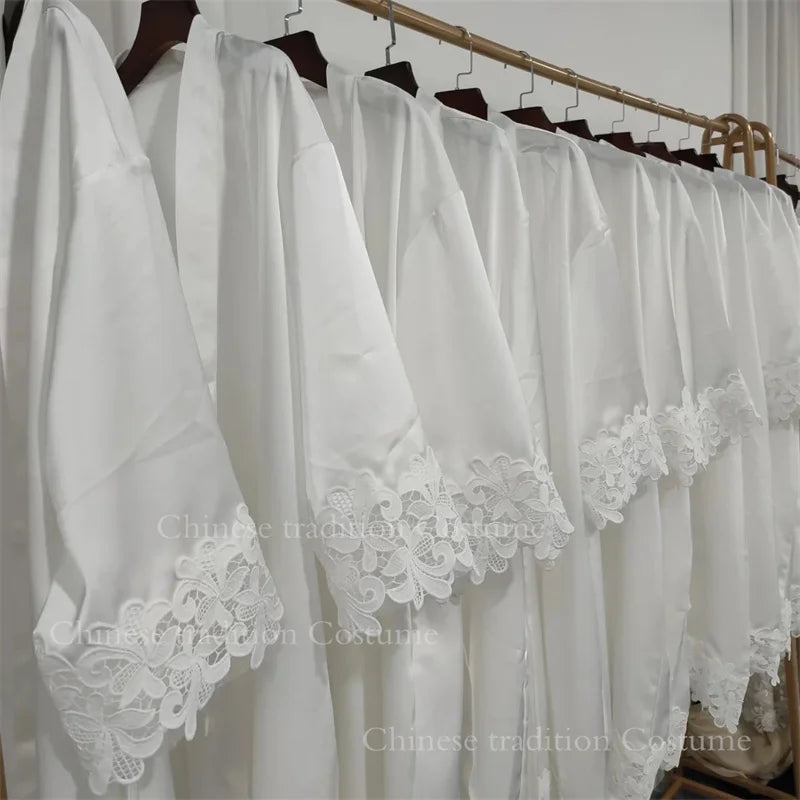 رداء زفاف أبيض مطرز للأم العروس كيمونو نسائي مثير من الدانتيل والزهور ملابس داخلية حميمية من الحرير الجليدي رداء حمام