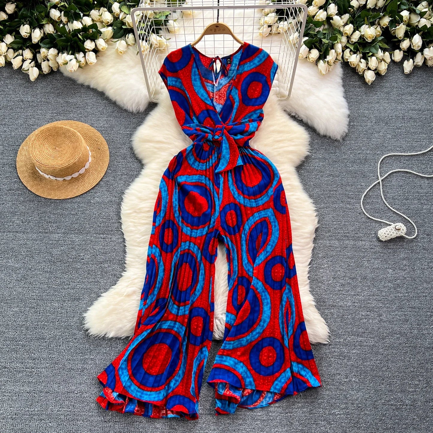 جمبسوت صيفي أنيق للنساء بطبعة تجريدية، رومبير واسع الساق، بفتحة رقبة على شكل حرف V، بدون أكمام، قفزات عالية