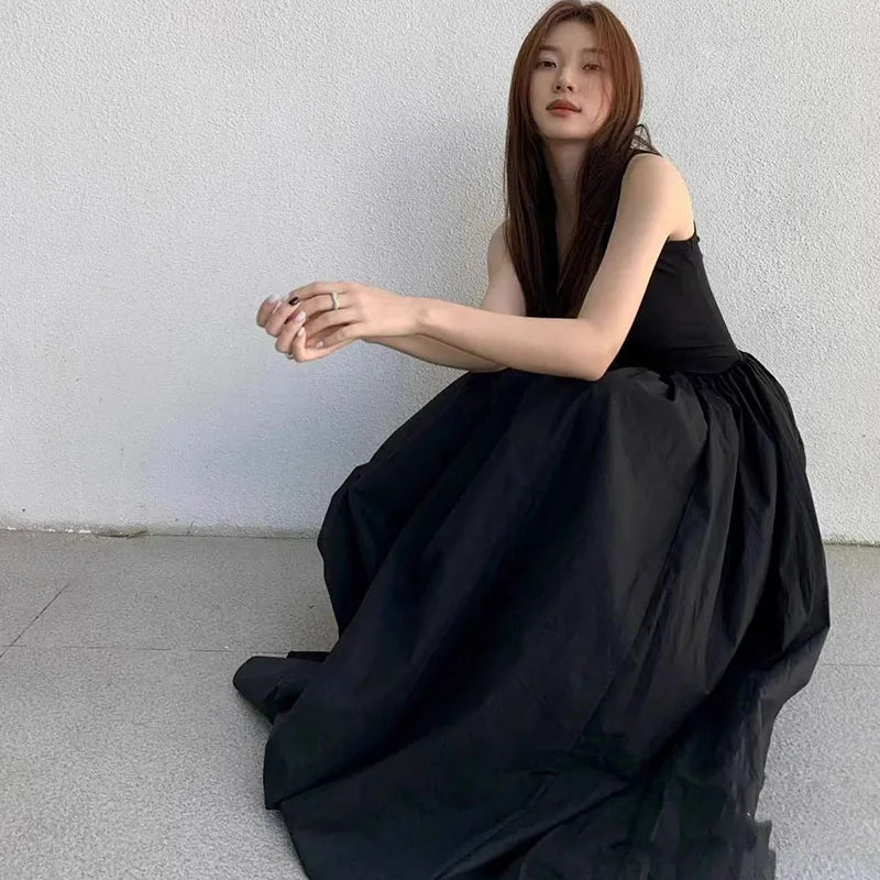 فستان ضيق أسود اللون مموج ويحيي، أنيق في ربيع ربيعي طويل.