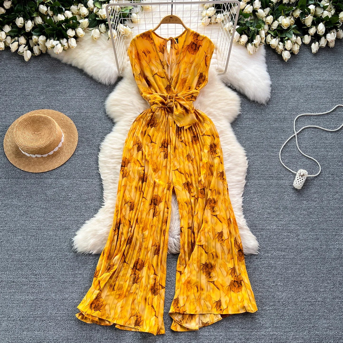 جمبسوت صيفي أنيق للنساء بطبعة تجريدية، رومبير واسع الساق، بفتحة رقبة على شكل حرف V، بدون أكمام، قفزات عالية