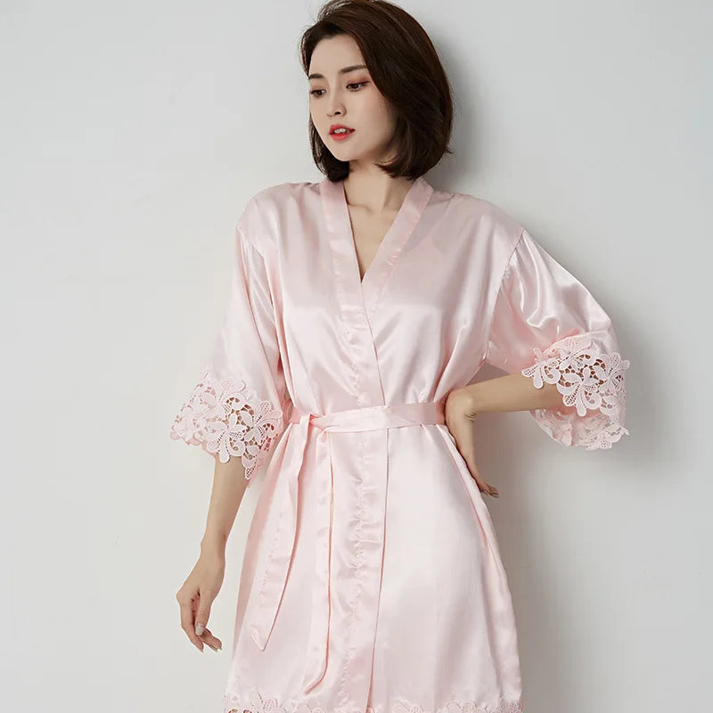 رداء زفاف أبيض مطرز للأم العروس كيمونو نسائي مثير من الدانتيل والزهور ملابس داخلية حميمية من الحرير الجليدي رداء حمام