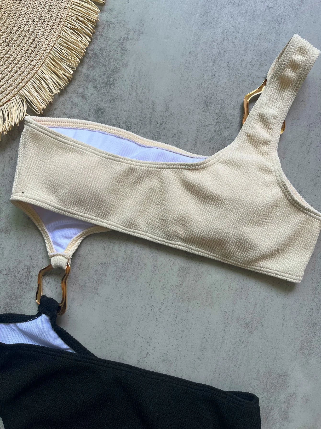 ملابس سباحة نسائية جديدة غير متماثلة بكتف واحد من قطعة واحدة بحلقة معدنية عالية القطع