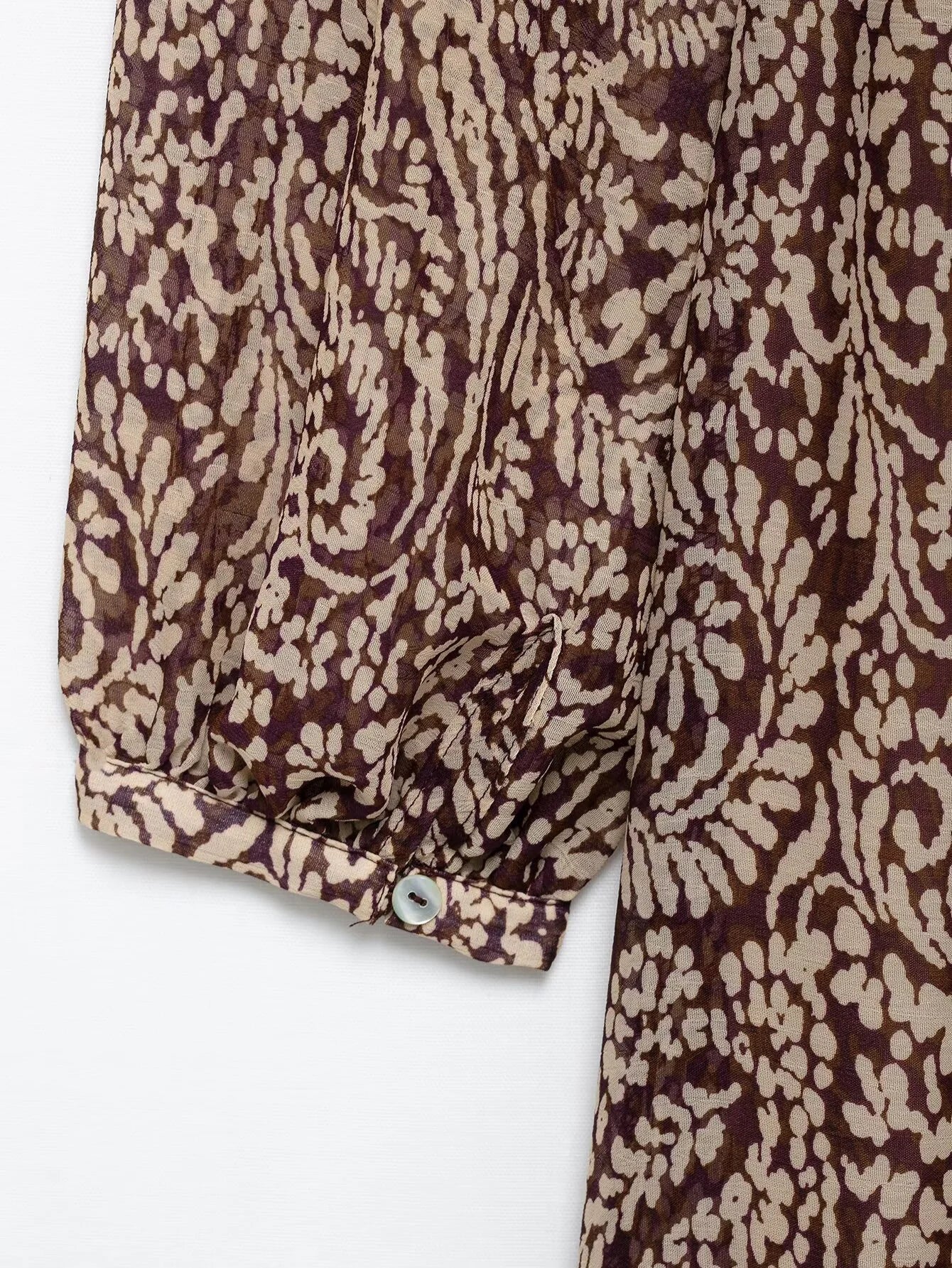 فستان متوسطي بنقشة ريترو، بياقة V وتصميم متدرج أنيق، مثالي للربيع.