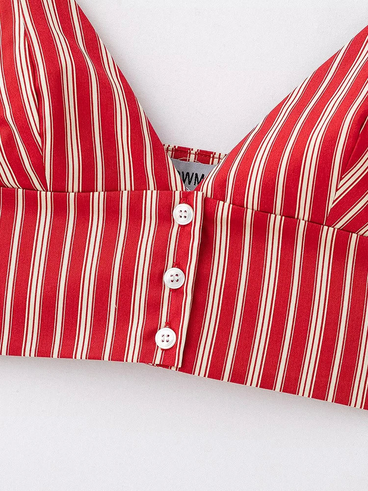 طقم رياضي بتصميم أنيق بظهر رياضي وتنورة جانبية بسحاب، ستايل شيك. 