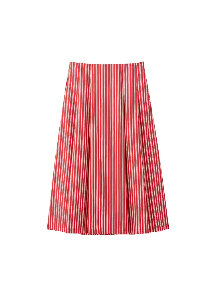 طقم رياضي بتصميم أنيق بظهر رياضي وتنورة جانبية بسحاب، ستايل شيك. 