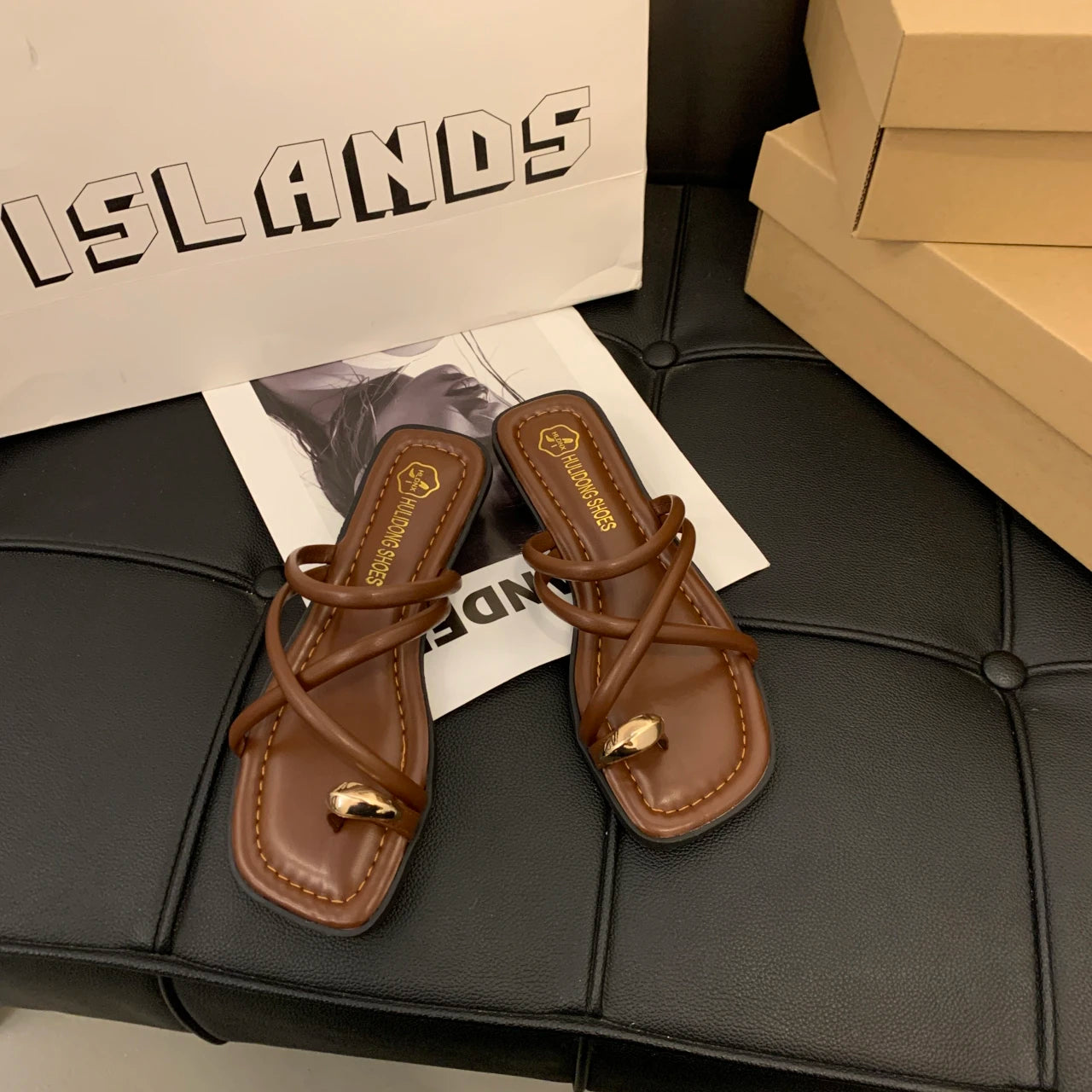 صنادل نسائية أنيقة بأشرطة متقاطعة مريحة وخفيفة الوزن مع حلقة أصابع القدم للشاطئ بتصميم بلون سادة كاجوال للصيف 