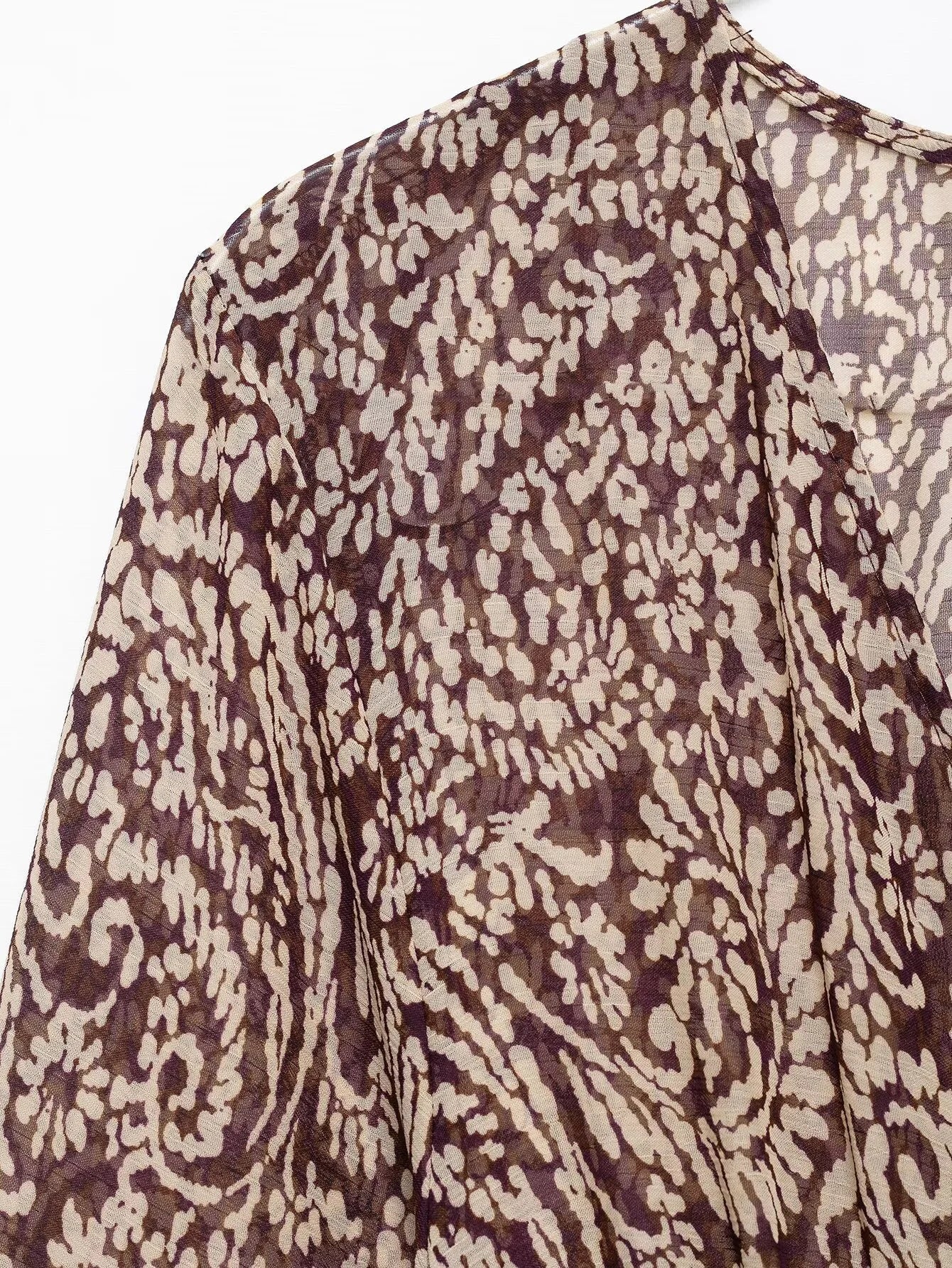 فستان متوسطي بنقشة ريترو، بياقة V وتصميم متدرج أنيق، مثالي للربيع. 