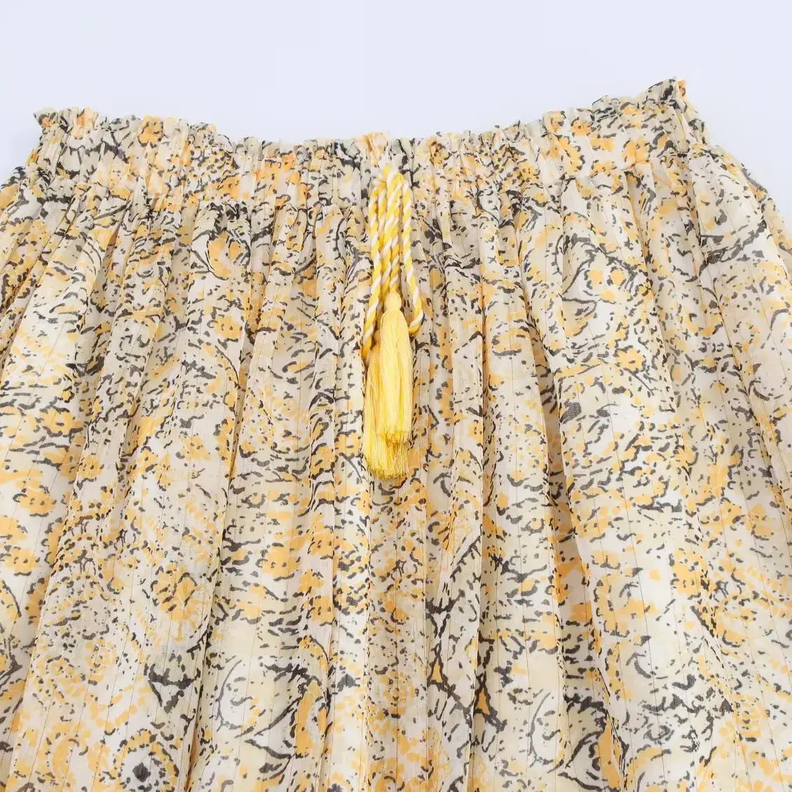 طقم أنيق صيفي من قميص واسع وتنورة دافئة. 