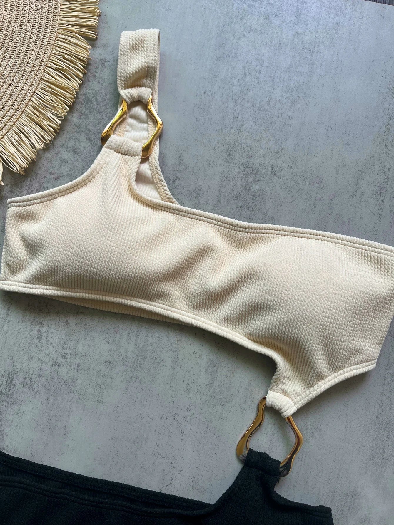 ملابس سباحة نسائية جديدة غير متماثلة بكتف واحد من قطعة واحدة بحلقة معدنية عالية القطع