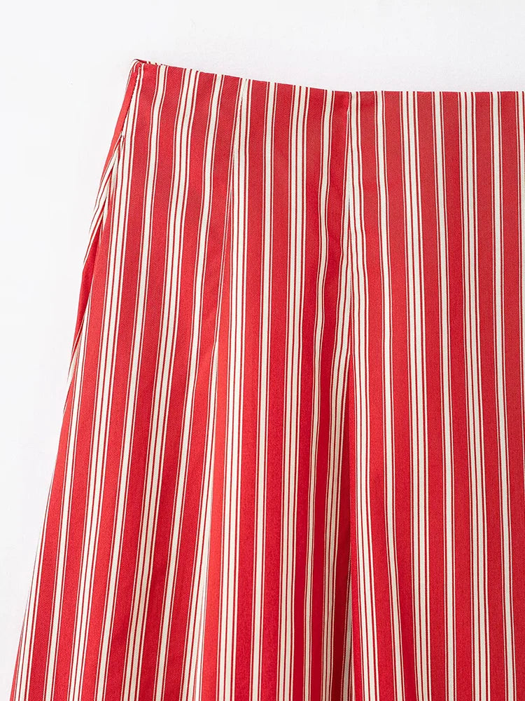 طقم رياضي بتصميم أنيق بظهر رياضي وتنورة جانبية بسحاب، ستايل شيك. 