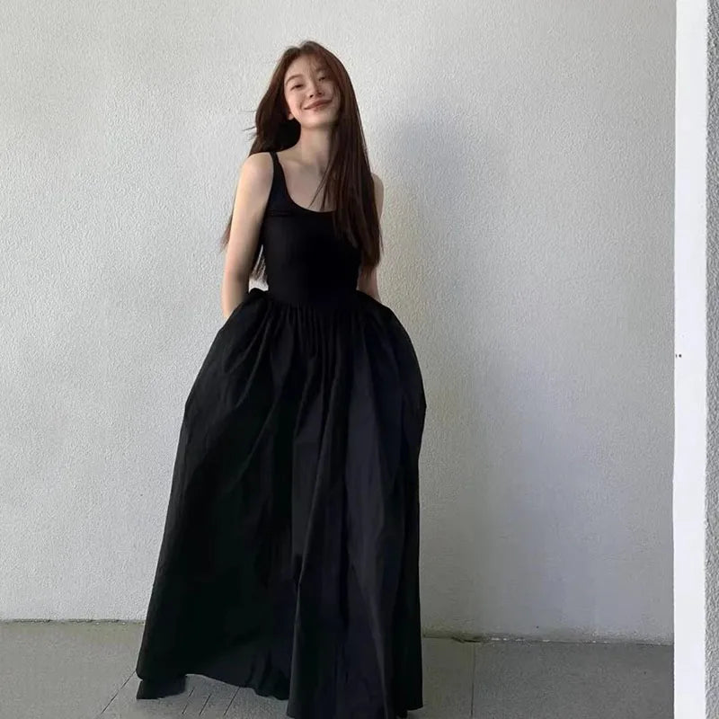 فستان ضيق أسود اللون مموج ويحيي، أنيق في ربيع ربيعي طويل. 