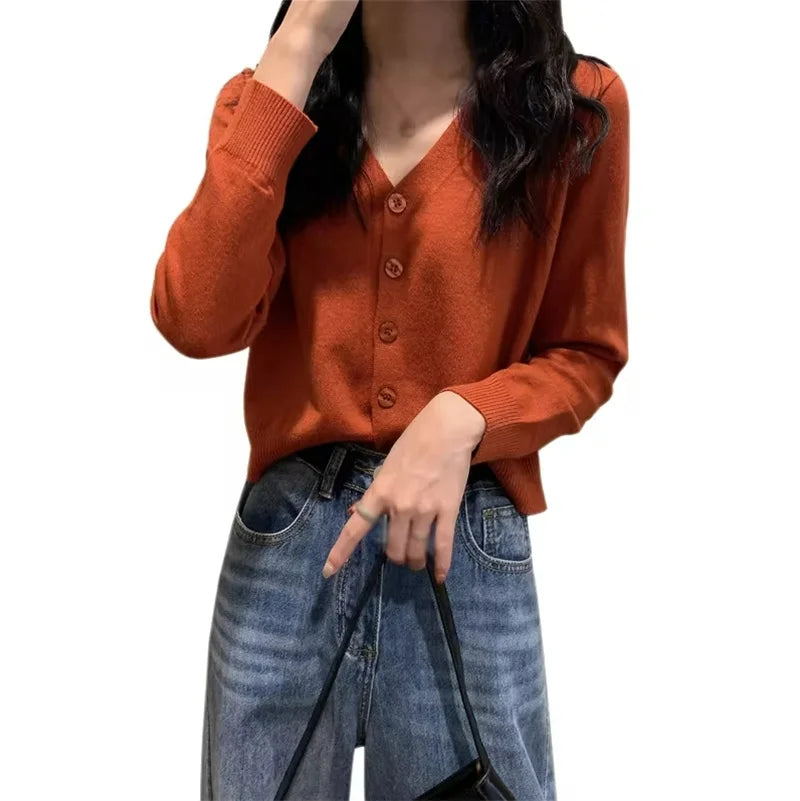 كارديجان نسائي بأكمام طويلة وفتحة رقبة على شكل حرف V وأزرار للأسفل محبوك لفصل الخريف والربيع كارديجان محبوك بصف واحد من الأزرار 
