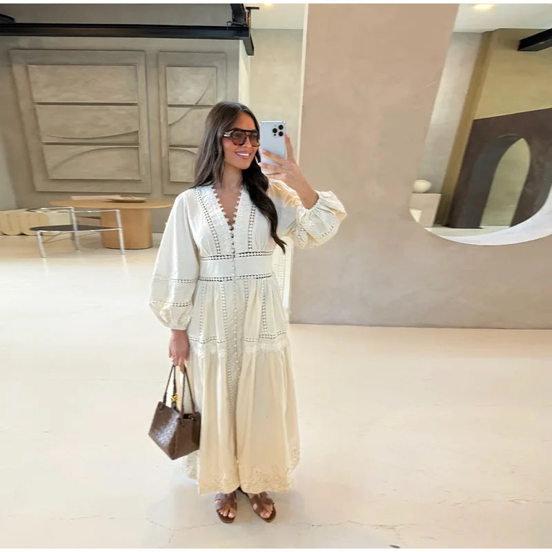 فستان دانتيل ضيق بقصة قصيرة، بياقة على شكل حرف V وأكمام منفوشة، مثالي للربيع. 