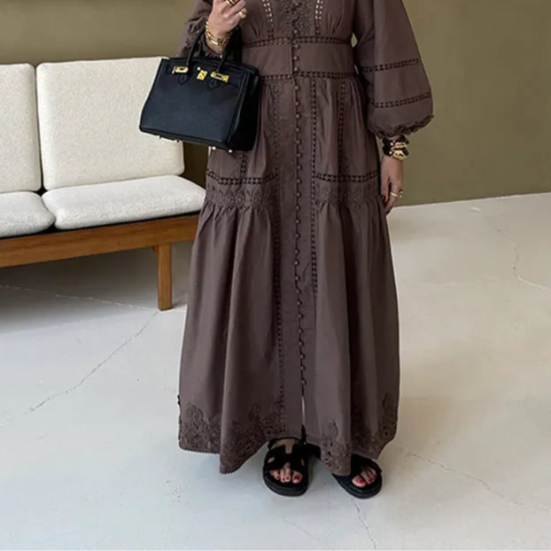 فستان دانتيل ضيق بقصة قصيرة، بياقة على شكل حرف V وأكمام منفوشة، مثالي للربيع. 